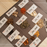 紅花骨、干薑、檸檬香茅、石菖蒲、艾草、薑黃、蜜香紅烏龍茶枝、故子、白芷、骨碎補(bǔ)、花椒等11種純天然臺(tái)灣本土藥草，敬重自然、愛護(hù)環(huán)境。