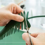 沿著外輪廓剪下葉片，壓切葉脈摺痕，透過(guò)雙手的溫度，摺出立體線條，像是重新賦予紙張一個(gè)植物的靈魂。