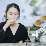 帶領(lǐng)家族好友探索茶湯的箇中滋味，在專業(yè)手法與步驟下，品出蜜香紅茶的甜、白茶的清香、鐵觀音的獨(dú)特韻味。