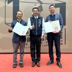 榮耀時刻，入圍即肯定；臺中市政府都市發(fā)展局-李正偉局長（中）與新業(yè)建設(shè)卓勝隆董事長（左）、新業(yè)建設(shè)蕭智夫建築師（右）一同合影留念。