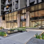 微風一方靜謐芳華，讓自然蔓延前庭，夜晚亮起柔和燈光，融進建築表情，也沁入，每位歸家的住戶心裡。