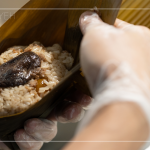 東坡肉、栗子、鹹蛋黃、香菇、蝦末、紅蔥酥為內餡，油亮的色澤，待出蒸鍋，濃情粽意飄香，為今年端午時節(jié)，添上最思念的味道。