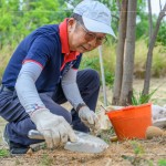 新業(yè)建設(shè) 卓勝隆 董事長(zhǎng)帶領(lǐng)新業(yè)職人們，一同參與『大肚山防火林帶』建置，一行人來(lái)到龍井區(qū)–龍目井步道，以實(shí)際行動(dòng)公益，喚起同仁們對(duì)山林的關(guān)注。