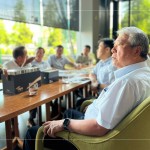 新業(yè)建設(shè) 創(chuàng)辦人穆椿松先生 帶領(lǐng)新業(yè)團(tuán)隊(duì)一同前往廚具品牌選品，開啟一場(chǎng)建築職人與廚具職人的對(duì)話。