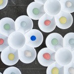 五顏六色的高溫釉藥，後續(xù)經(jīng)過1230度的高溫?zé)u，待火窯燒結(jié)後，這只陶風(fēng)鈴，將化為獨一無二的手感工藝。