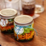 每瓶DIY沙拉罐成品綁上新業(yè)客製化紙標(biāo)，讓每位住戶回家開封時(shí)，再次回憶起「油潤(rùn)食刻」中的每一刻。