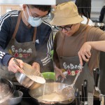 蘿蔔絲燜煮至透明後，將拌勻的粉漿倒入鍋中，與蘿蔔絲加熱拌勻，至粉漿完全糊化。