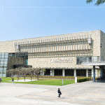 三月初春之際，相聚國(guó)家級(jí)藝術(shù)殿堂－國(guó)立臺(tái)灣美術(shù)館，聆聽一段充滿轉(zhuǎn)折起伏的星途旅程。