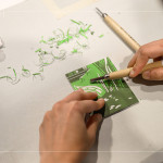 透過版畫藝術(shù)中的凸版技法，運(yùn)用角刀與圓刀等工具，一刀一筆、刻法交錯(cuò)出圖樣，展現(xiàn)細(xì)膩的紋理與豐富的層次感。