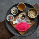 舒心午後，帶著大家來場糕點品茗，喝著杉林溪的生態(tài)紅茶、品嘗鹹甜交織的傳統(tǒng)肉餅、意想不到的鳳片龜口感、鹹香濃稠的麵茶等中式糕點。