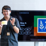 藍(lán)曬藝術(shù)家-許翰殷，以藍(lán)曬法教學(xué)引導(dǎo)，結(jié)合自然媒材與負(fù)片創(chuàng)作，帶領(lǐng)住戶製作獨一無二的明信片。 