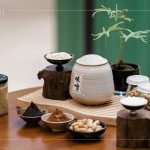 從古日本傳入至今，味噌早已融入臺(tái)灣的飲食日常，無(wú)論是湯、醬或佐料，都成為家常裡的一抹溫暖。