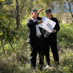 即使是一棵樹的規(guī)劃，也需方方面面、適居適所，為社區(qū)打造自在森活的綠意空間。(圖左為新業(yè)建設(shè)總經(jīng)理-簡福榮、圖右為國際金獎建築師-楊家凱)