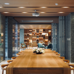 『蒔光交誼廳』接續(xù)著『鎏光多功能教室』，化繁為簡(jiǎn)的設(shè)計(jì)，將廳堂與前庭自然的融合。