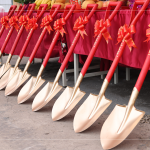 新業(yè)建設(shè)於中華民國(guó)114年1月15日吉時(shí)舉行動(dòng)土儀式，以金鏟鏟土，象徵未來工程一切順心，諸事大吉。