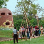 由日本藝術家-駿 河敏 構思、並親自拼貼彩繪馬賽克的這座涵洞碉堡有一種魔力，不僅小孩堅持要爬上幾遍冒險，更讓大人漾起童心與想像力，回味那段沒有顧慮只願開心玩樂的童年往事。