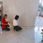 每座形狀與曲線都獨(dú)一無(wú)二的柱體底部，踢腳板的裝設(shè)一點(diǎn)也不馬虎，實(shí)心用材、手工打造，連接地面與柱底完美貼合，幾乎無(wú)縫接軌。