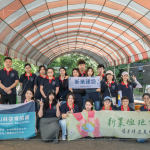 新業(yè)集結(jié)行銷、設(shè)計、營建、土開、活動、財務(wù)、人資各部門同仁，實際參與原生苗木培育-換盆作業(yè)，希望透過復(fù)育工作，讓森林恢復(fù)自癒力。