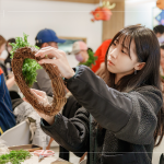 充滿祝福的節(jié)日即將到來，提前感受指尖上的聖誕，一圈圈纏繞的不只是花與葉，更是一份為自己編織的祝福與溫柔。