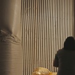 「民以食為天，食以米為先」，這些稻米在進(jìn)入我們的餐碗前，都曾在碾米廠及穀倉裡經(jīng)過一道道程序與嚴(yán)謹(jǐn)?shù)钠焚|(zhì)把關(guān)，經(jīng)由這些費(fèi)工的處理，才能贈(zèng)予那位，新業(yè)心目中重要的人。