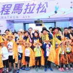 第四屆臺中城市半程馬拉松，正值萬聖節(jié)的節(jié)慶氛圍，臺中市長盧秀燕（中）與大小朋友也應(yīng)景地扮成南瓜精靈，趣味的裝扮讓馬拉松賽事更添可看性！
