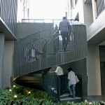 有別於直上設(shè)計(jì)的階梯，身形優(yōu)美的旋轉(zhuǎn)梯，帶領(lǐng)人們以不同角度及高度，擁有更廣更多元的視野，嘗試更多欣賞新業(yè)宜家的面向。