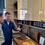 料理興致或靈感一來，需要精準(zhǔn)拿取調(diào)味罐瓶，佐料區(qū)的收納也需要擺置到位，在最佳時(shí)機(jī)畫龍點(diǎn)睛、神來一筆。