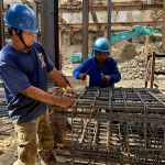頂著赤日的高溫，職人師傅們用雙手一一的綁紮鋼筋、確實纏繞完成，培養(yǎng)出天衣無縫的默契。