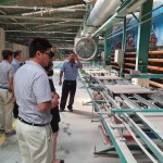 經由壓模機壓製成型，一批批躺平的磁磚，發(fā)現(xiàn)工臺上夾著一片片的菜瓜布，原來是藉由粗糙的表面，可將磁磚上的石灰粉末一一掃除。