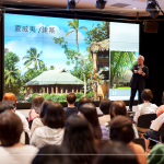 藉由藝術(shù)家的視角，探索各國的歷史、地理、建築、人文、藝術(shù)，更了解當(dāng)?shù)氐娘L(fēng)俗民情，並挖掘到獨特的面相。