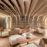 含有大樹建築寓意的【新業(yè)觀峰】，圖書會議室也根據(jù)大樹枝枒的樣貌，板翼自上方天花板延伸至左右書櫃作為隔間，打造流暢的流線感，彷彿棲息於樹屋，享受靜謐的閱讀時光。