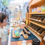 舒壓的天然香氛，擺放各式各樣的產(chǎn)品，小妹妹也沉浸在這淡雅的香氣中。