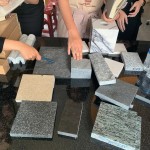 石材的性格攸關(guān)空間的品味與安全性，除了以肉眼判斷，也需要親自以膚觸判斷，諳其硬度、紋路、隔音及防水性，適合在哪一片牆、哪一處場域。