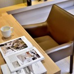 拉開(kāi)木紋皮質(zhì)座椅，在充滿(mǎn)療癒感的空間內(nèi)，穿梭在字裡行間的同時(shí)爬梳自己的思緒，讓心靈重新得到富足。