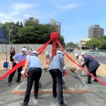 新業(yè)建設(shè) 穆椿松名譽董事長(右一)帶領(lǐng)新業(yè)團隊以金鏟鏟起沙堆，象徵工程進度順利，動土開工大吉大利！