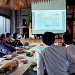 新業(yè)團隊在會議中，提出各自的專業(yè)見解、討論出「美學兼具實用」的餐廚空間，同時想像著未來住戶在餐桌上談笑風生、笑容可掬的溫馨畫面。