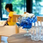 演講廳充滿著大人們?nèi)褙炞⒌臍庀?，在閱讀區(qū)一隅，是孩子們投入繪本的靜謐空間。在講師與聽眾間，及孩子與書之間，相得「益」彰，共「品」生活。