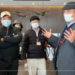 新業(yè)建設(shè) 創(chuàng)辦人 穆椿松先生(右一)帶領(lǐng)新業(yè)建築團隊，一同為來訪的建築先進們旅讀『自由居』建案。