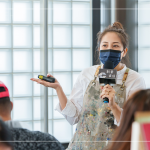 邀請(qǐng)?jiān)诘芈毴?# Vision Art，帶領(lǐng)大家探索畫畫的趣味，分享壓克力畫的技巧與學(xué)問，共同度過了一堂輕鬆的藝術(shù)課。