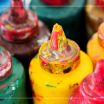 在聖誕節(jié)前夕，摸索多彩的顏料，塗鴉屬於你的節(jié)日創(chuàng)作，揮筆舒心的療癒時(shí)光。