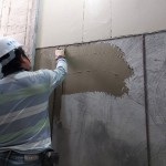 除了事先調(diào)和抿石子，先於泥作打底面上抹上一層黏著劑，使抿石子與牆面緊密貼合。