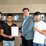 朝陽科技大學畢業(yè)生致贈感謝狀，感謝新業(yè)歷年對於畢業(yè)展的回饋與贊助。