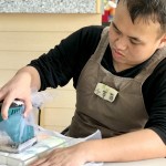 羊毛皂「氈縮」的過程，能讓覆蓋在皂體上的羊毛更加緊實、貼合，使人在使用時，絲絲羊毛不易脫落。手工製作的挑戰(zhàn)是，剛開始氈縮的羊毛較鬆軟，若過度施壓容易使皂體變形，相當(dāng)考驗技巧。