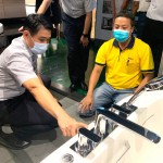 建築專家與衛(wèi)浴專家的對(duì)話，透過熱切的討論與實(shí)際感受，打造住戶想要的「好感衛(wèi)浴」。(圖左一為新業(yè)建設(shè)邱正光副總經(jīng)理)