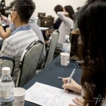 住戶全神貫注、認真聆聽說明，記錄下每一個需要注意的細節(jié)，期望讓格局、動線與擺設更貼近理想生活，共同期盼著未來的家。