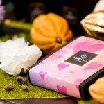 精美的裝飾擺盤，搭配浪漫的輕音樂(lè)，讓大家先用視覺(jué)、聽覺(jué)，開啟了這場(chǎng)巧克力風(fēng)味之旅，動(dòng)手品嚐各款巧克力，再開啟味覺(jué)、嗅覺(jué)、觸覺(jué)的體驗(yàn)，也是為一場(chǎng)感官風(fēng)味之旅。