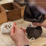 抓取藥材，包起、壓緊、編綁成球，感受草本植癒之外，還增添了另一份手感溫度，透過捶打、按壓，舒緩疲勞、釋放壓力。