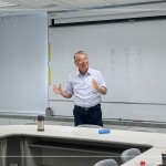 新業(yè)建設(shè)名譽(yù)董事長－穆椿松先生（圖中），親身帶領(lǐng)新進(jìn)員工，以「主動(dòng)、積極、樂觀」的態(tài)度去面對難題，鼓勵(lì)新進(jìn)培養(yǎng)應(yīng)有的工作能力，並分享公司的經(jīng)營方針與社會(huì)責(zé)任。