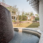 曲柱與鏡面?zhèn)€別貼合，引入自然光與水瀑磚景