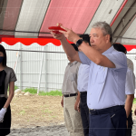 新業(yè)建設(shè)-名譽(yù)董事長 穆椿松(中)為首，帶領(lǐng)團(tuán)隊(duì)誠心祈神，保佑施工過程的順?biāo)炱桨?，奠基順利大吉！打造臺(tái)中北屯極致「非凡品」。